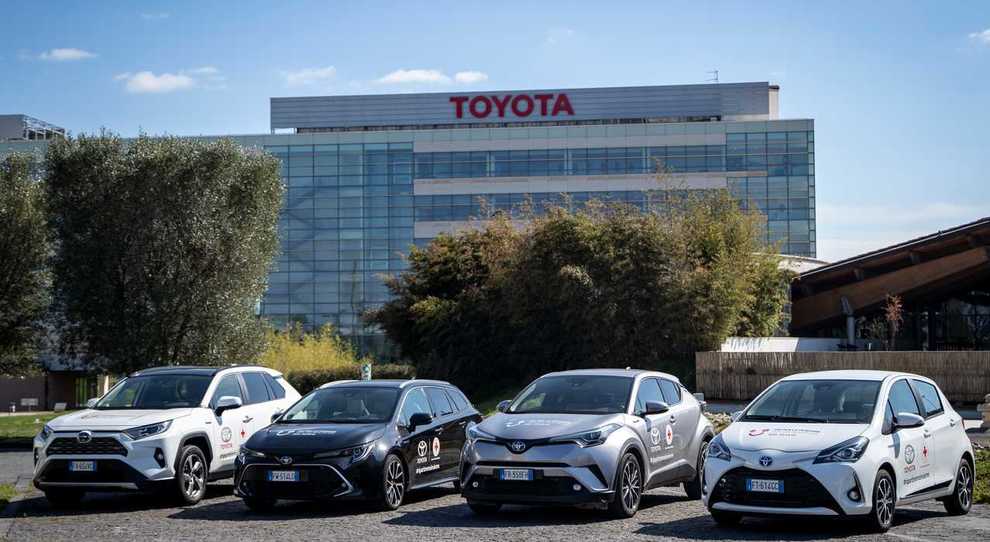 Alcuni dei veicoli Toyota forniti alla Croce Rossa Italiana