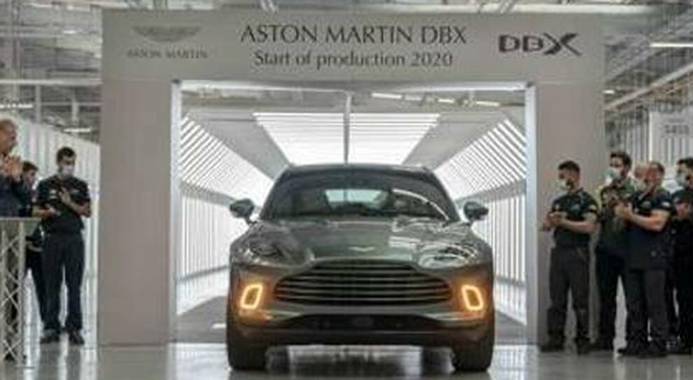 Il primo esemplare del Suv Aston Martin DBX esce dalla fabbrica