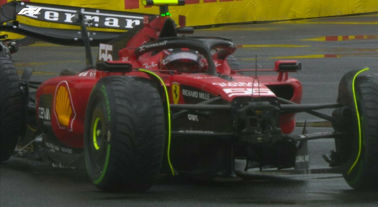 La Ferrari di Calos Sainz ha sbattuto contro le barriere durante le prove, sotto il diluvio, in Canada