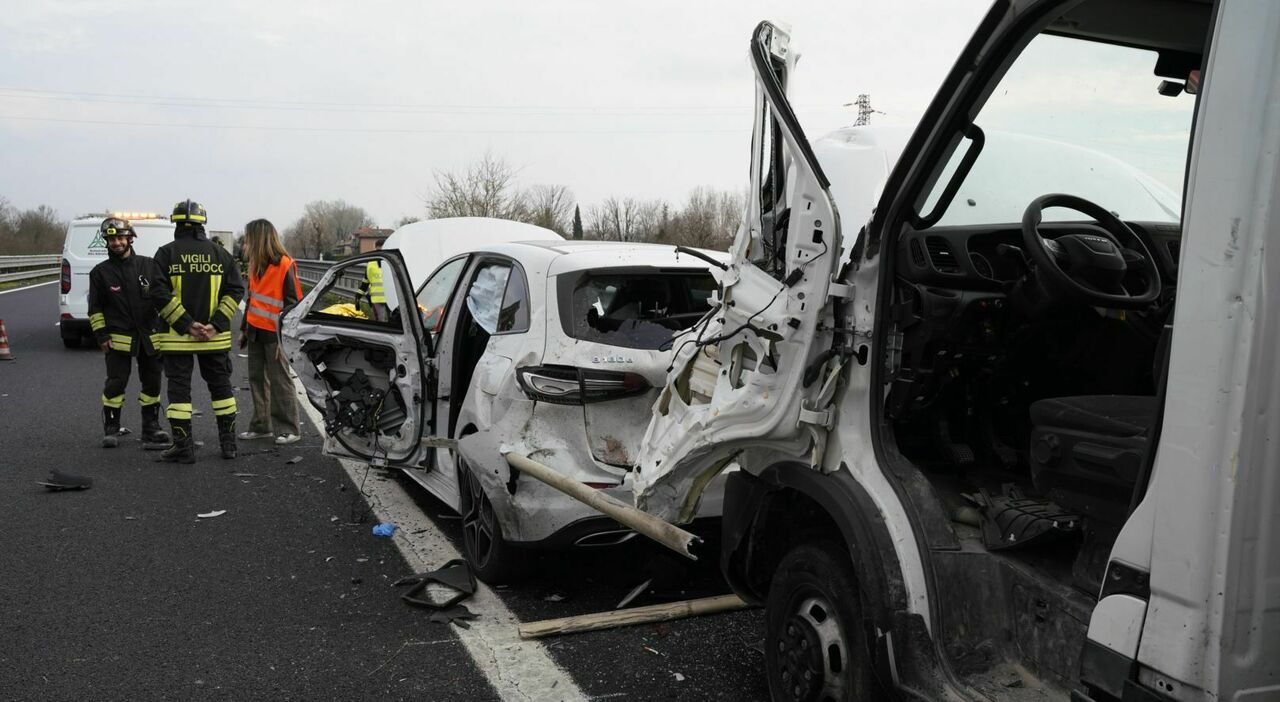 Scendono da auto e furgone fermi sulla corsia d