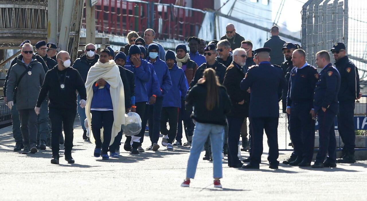 Migranti Albania, stop dei giudici ai trattenimenti. Tutti liberi i 43 rinchiusi a Gjader: in Italia domani. «Grande stupore» del governo