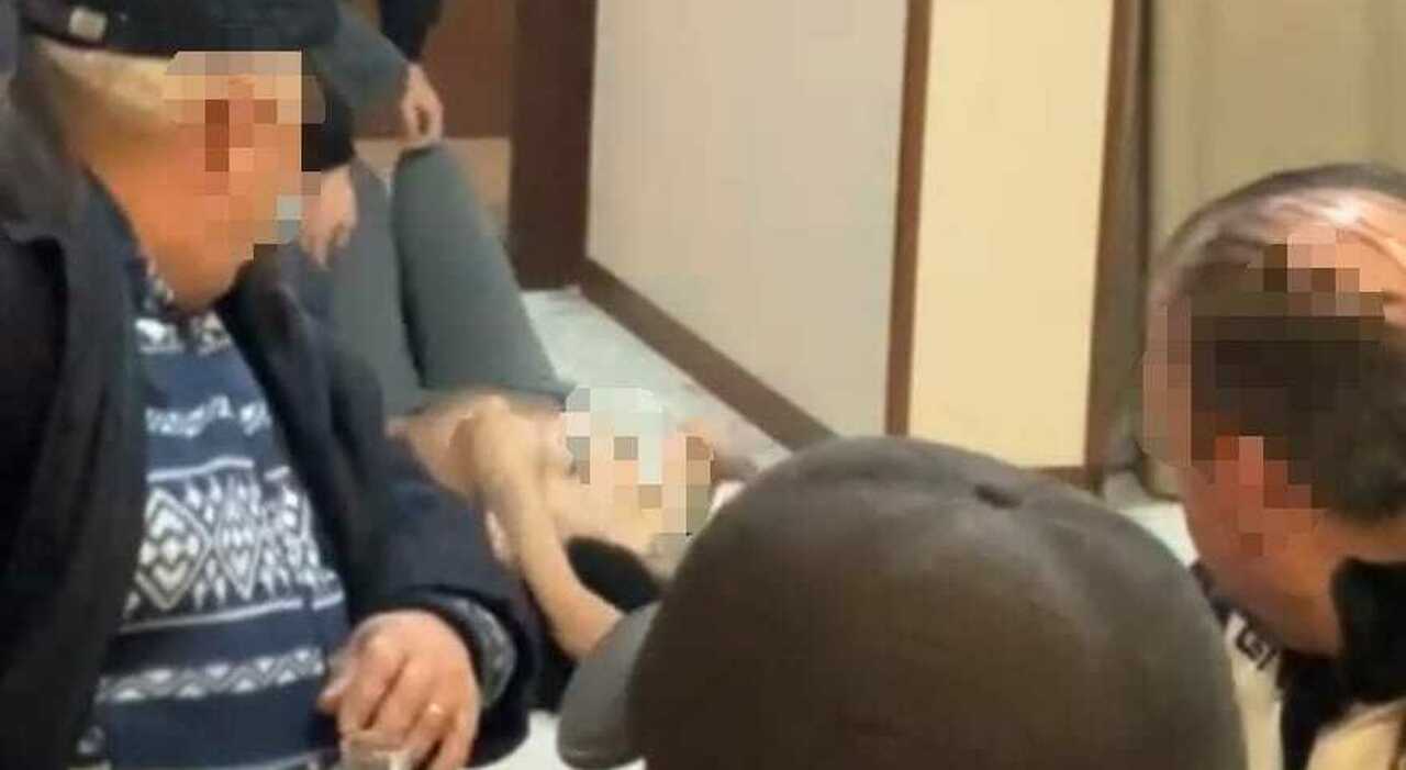 Buonabitacolo, donna nuda nel bar in evidente stato confusione: palpeggiata  e ripresa con i cellulari, il video è online