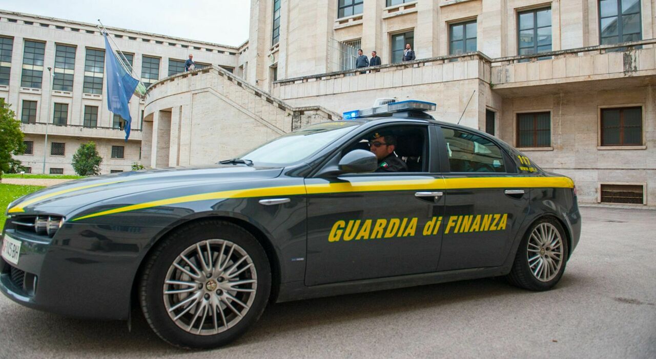 Concorso Guardia di Finanza 2024, bando per 1634 posti allievi: requisiti, esami e materie. Basta il diploma