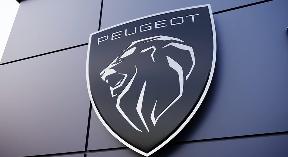 Il nuovo logo di Peugeot rappresenta la testa del Leone e non l'intero corpo, inoltre è uno stemma e ha un andamento più bidimensionale.
