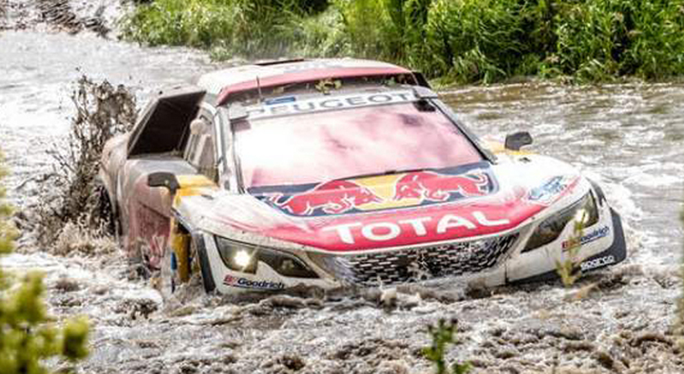 Un passaggio difficile in acqua per la Peugeot 3008 DKR di Loeb durante il Silk Way Rally