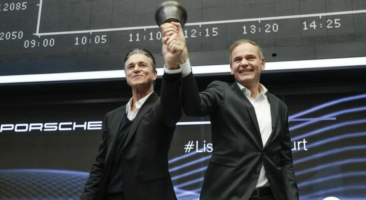 Oliver Blume (a destra), ceo di Porsche AG, e il cfo Lutz Meschke danno il via alla quotazione a Francoforte