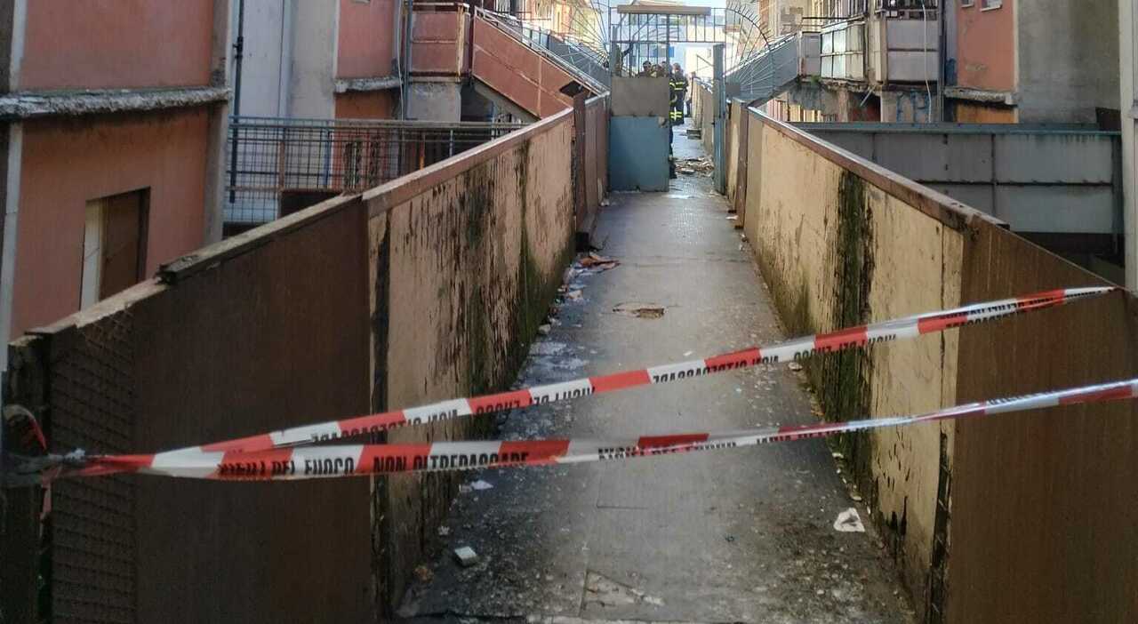 Napoli, crollano calcinacci alla Vela Rossa di Scampia: vigili del fuoco sul posto. Nessun ferito