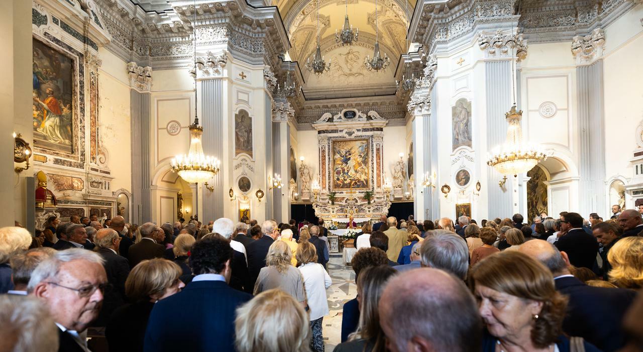 Napoli, folla di amici e parenti per l?addio al prof Greco: «Una mente illuminata»