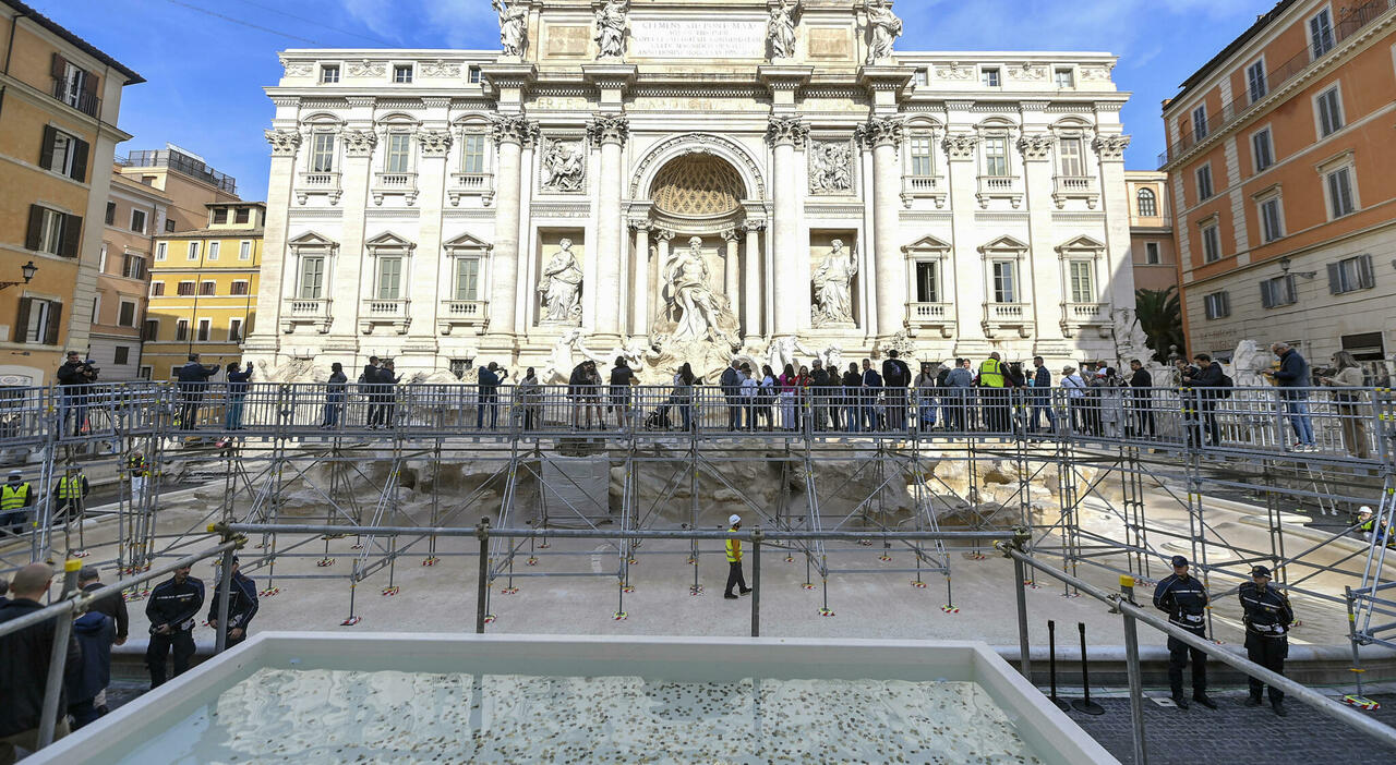 Sospeso il lancio della moneta e introdotto il numero chiuso sulla passerella, senza acqua e biglietto.