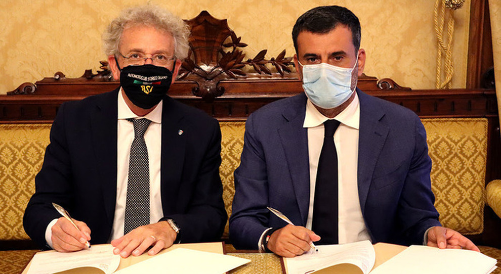 La firma del protocollo d'intesa tra (a sinistra) Alberto Scuro, presidente Asi ed Antonio Decaro, presidente Anci