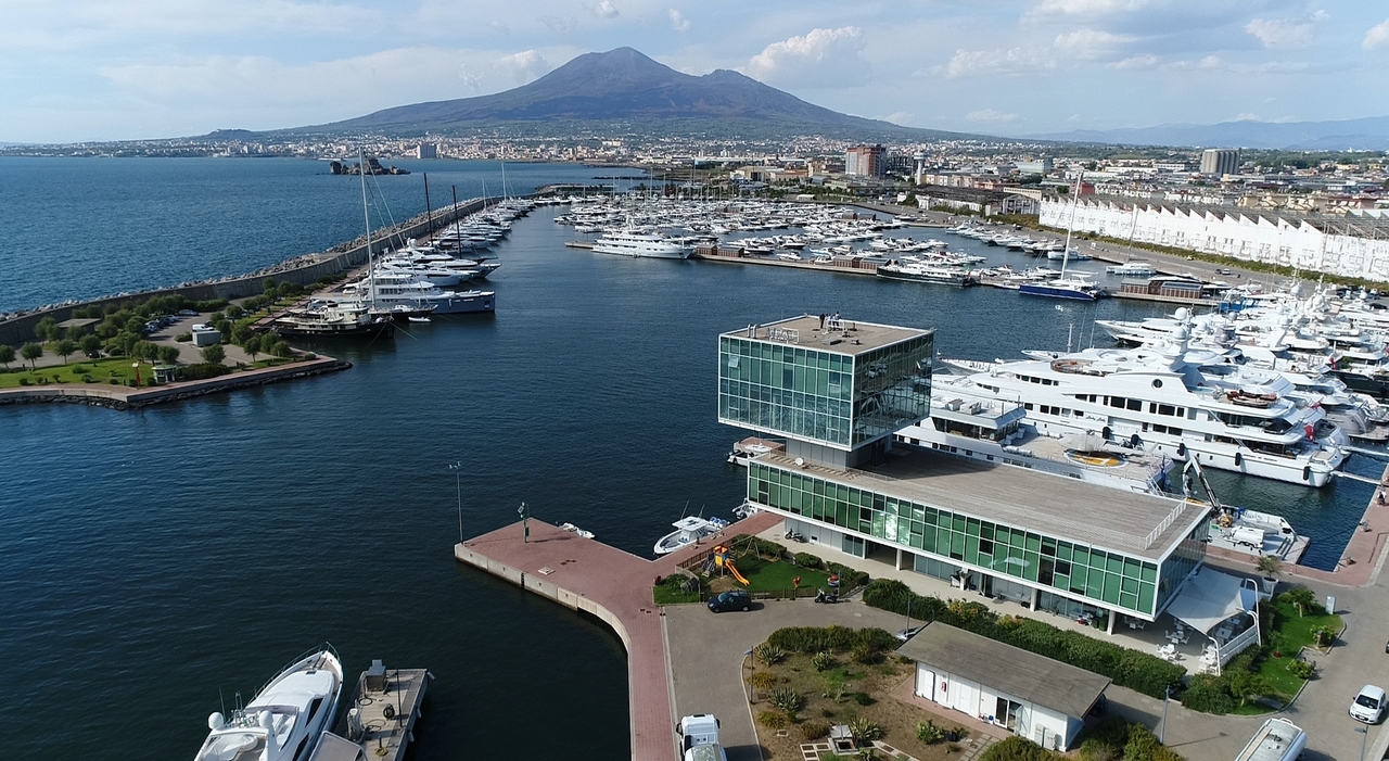 Castellammare, il porto ?apre? alla città: con la stazione marittima più spazio ai mega yacht