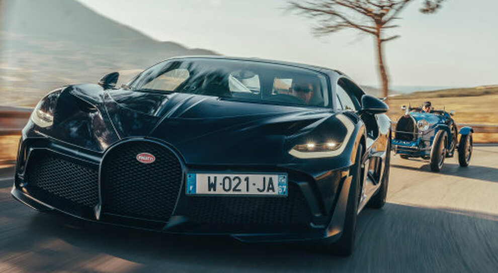 La Bugatti Chiron e sullo sfondo un modello storico