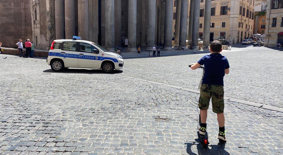 Il bambino sul suo monopattino elettrico a Piazza del Pantheon a Roma