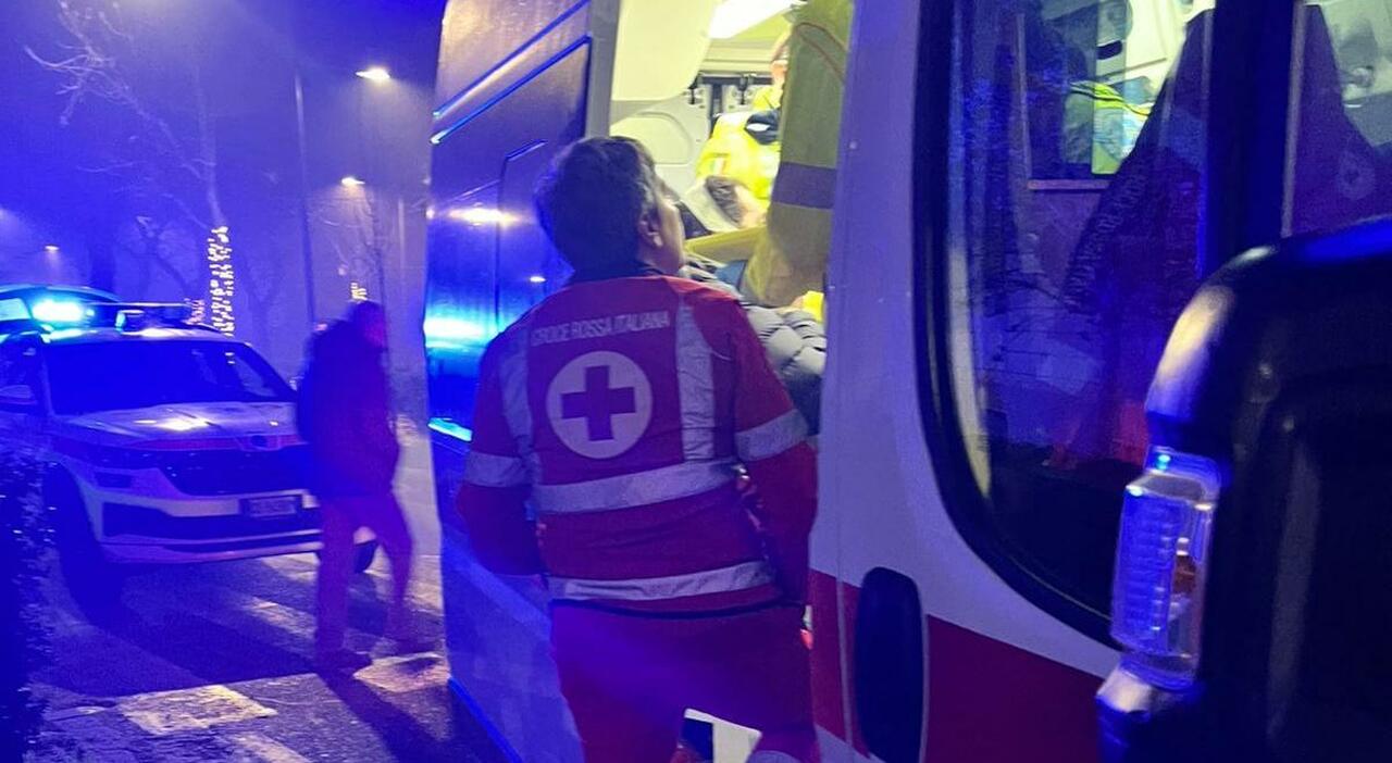 Ancona, brindisi col sangue in piazza Diaz. Razzo finisce in faccia a un cameriere. Il 43enne, braccio destro di Ambrosio al Giardino, è all?ospedale: «Ho temuto il peggio»