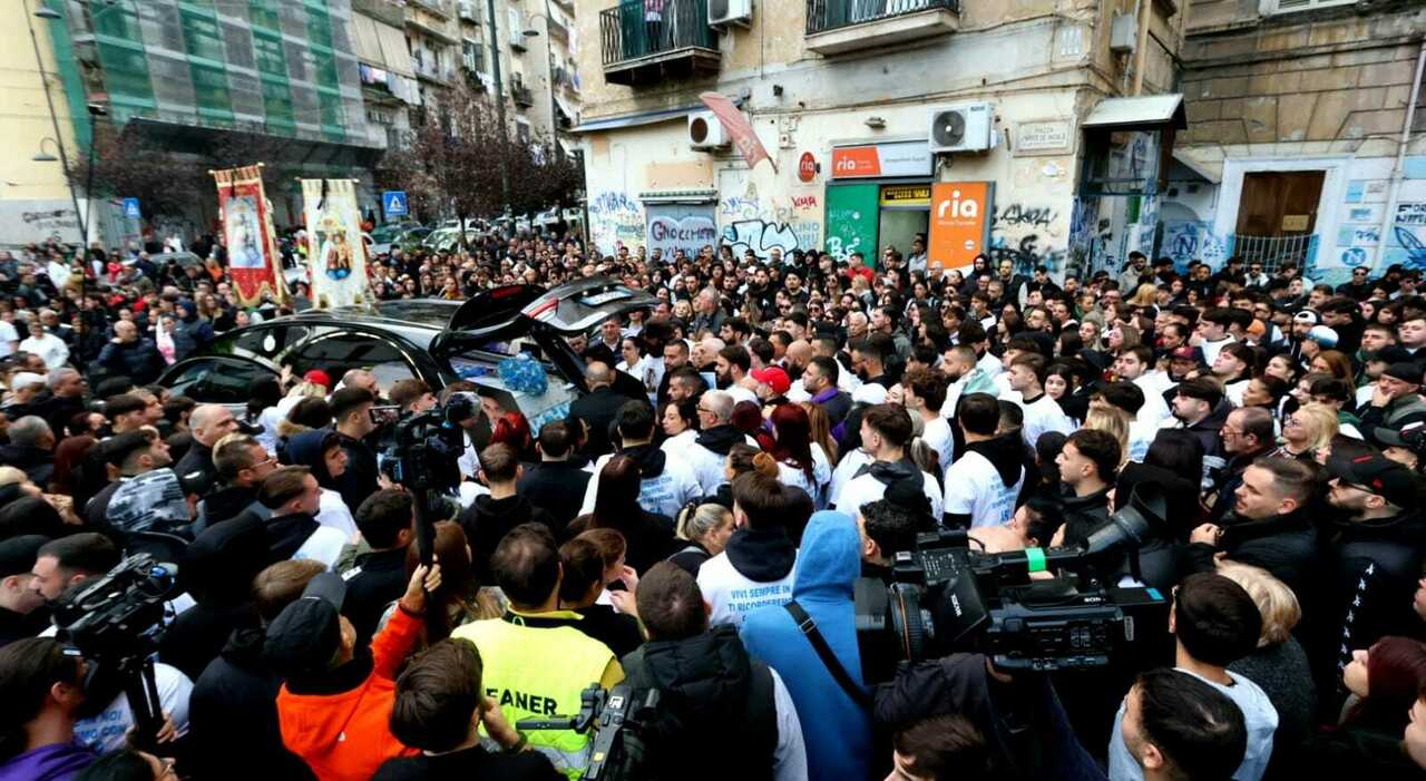 Arcangelo Correra morto a Napoli, i funerali: cori e applausi, in duemila per dirgli addio.
Don Battaglia: «Ora basta morti»