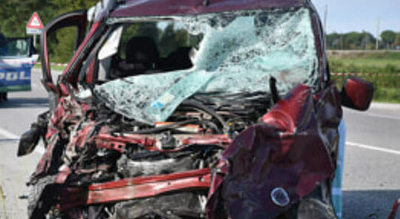Incidente sull'Adriatica, violento frontale tra due auto: un morto e ...