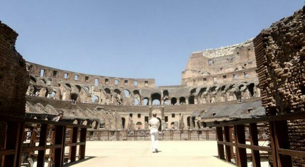 Turisti “gladiatori” creano polemica sul Colosseo