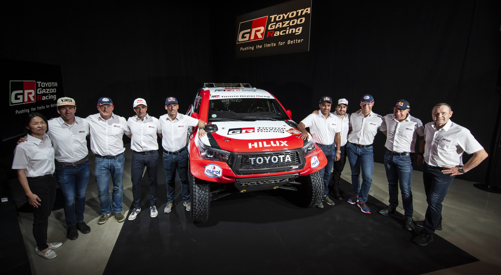 Il team Toyota Gazoo che parteciperà alla prossima dakar al completo