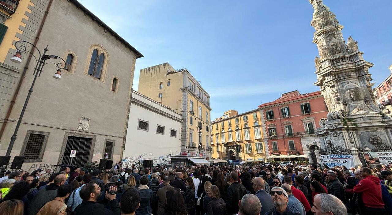 Disarmiamo Napoli e difendiamo la bandiera della rinascita: l