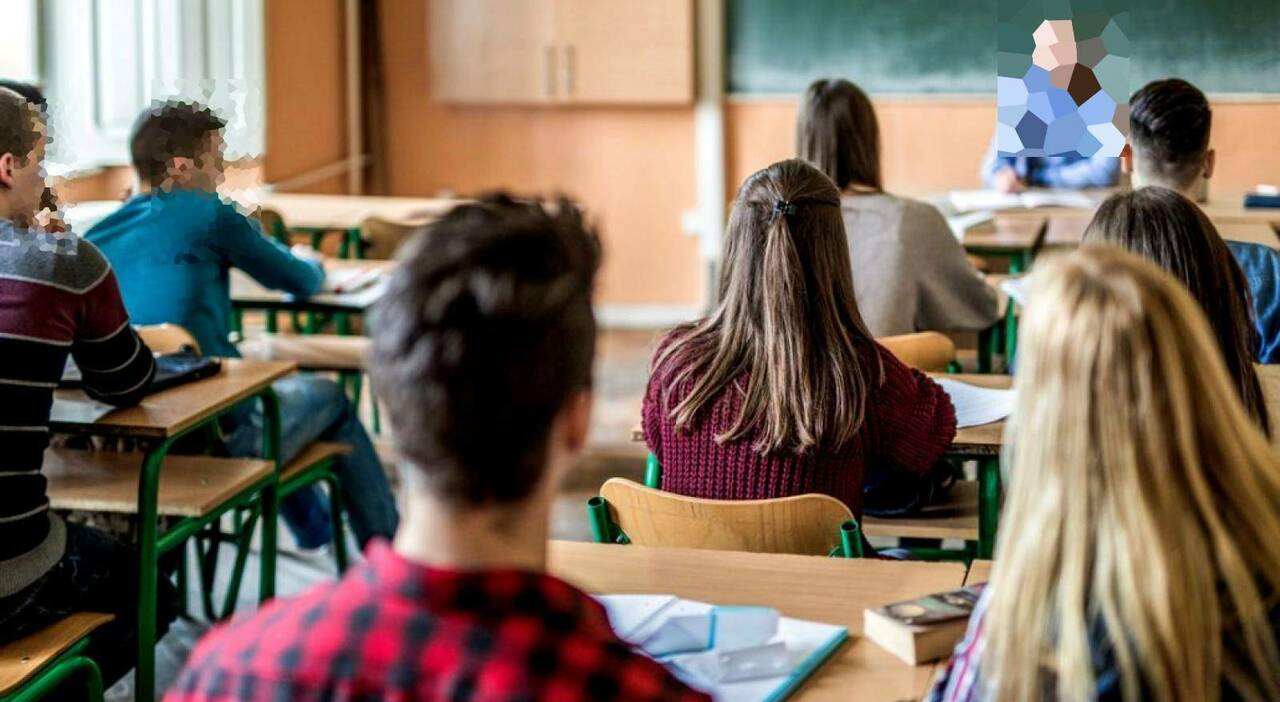 Carezze hot al Benelli, un prof va a processo. È accusato da cinque studentesse dell