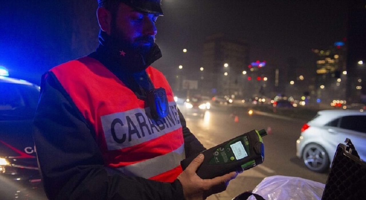 Ubriaco alla guida, chiama la mamma per tornare a casa: alcol test positivo  anche per lei. Patenti ritirate a entrambi