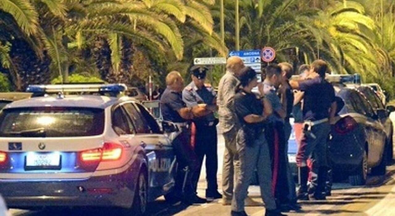 Paura a San Benendetto: non si ferma all?alt degli agenti, sperona un?auto sul lungomare, abbandona il veicolo e fugge a piedi. Feriti due ragazzi, caccia all