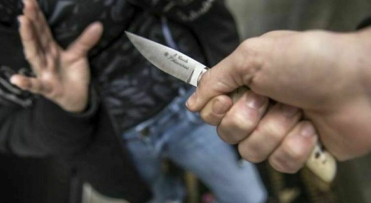 Napoli, barista 28enne accoltellato nella notte di Natale: «Non puoi andare in bagno, è chiuso» poi la violenza