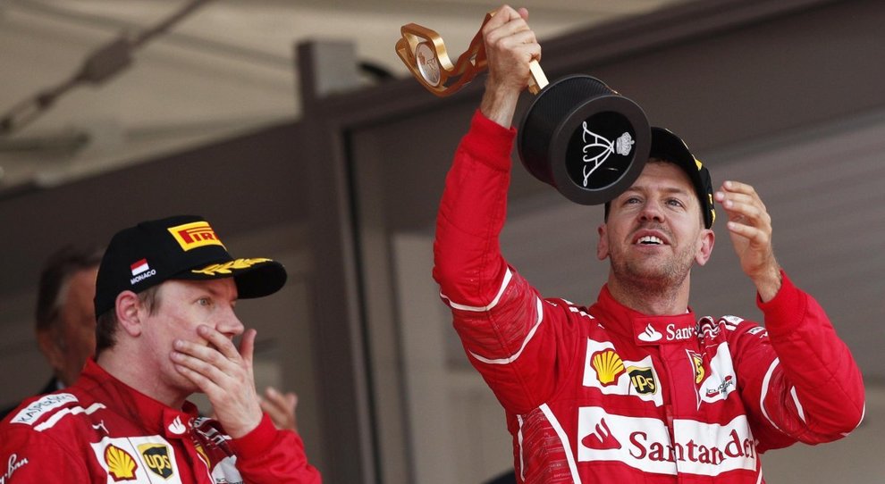 Vettel festeggia, Raikkonen è deluso