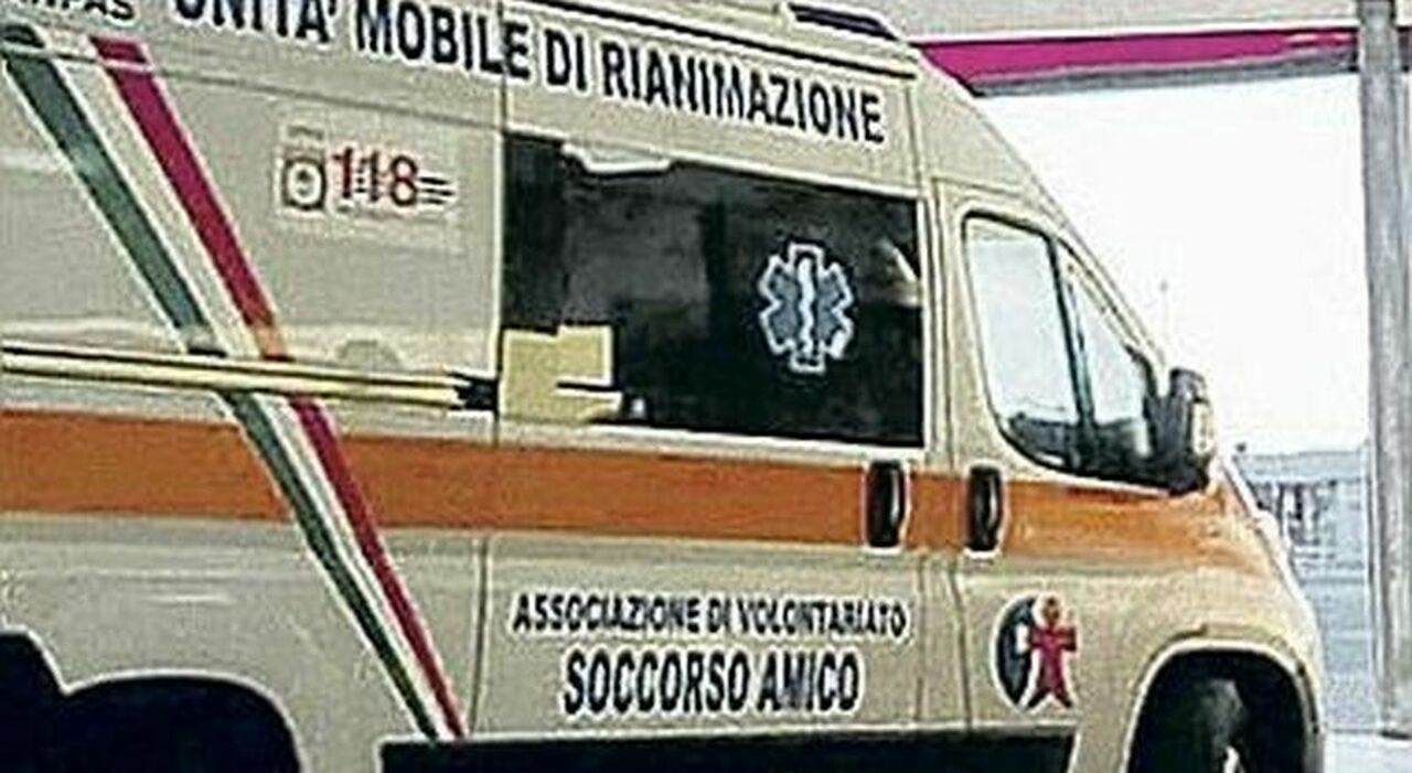 Incidente stradale sulla provinciale: auto contro moto. Grave il motociclista