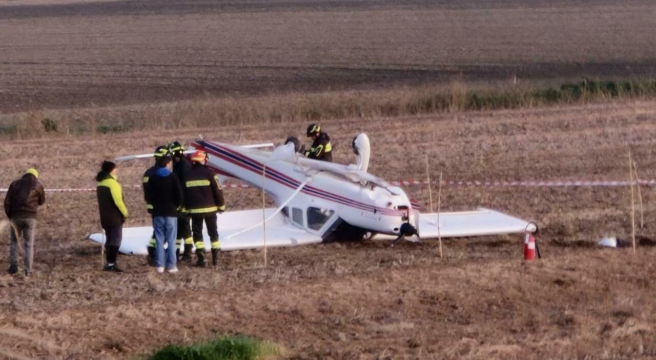 Sos in volo per un?avaria al motore. Ultraleggero si ribalta, 2 miracolati (all