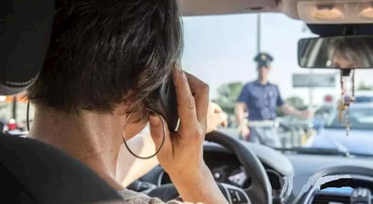 Italiani al volante con lo smartphone