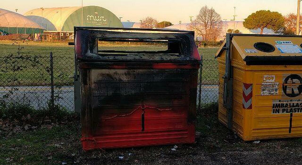 A Fano ignorato il divieto dei botti, spettacoli pirotecnici in cielo: incendiati due cassonetti