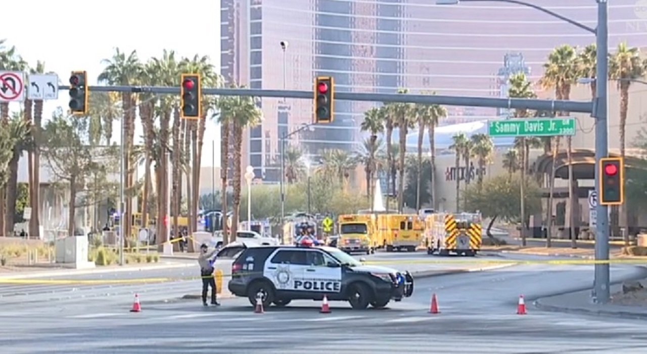 Tesla esplode davanti al Trump Hotel di Las Vegas: un morto. «Si indaga per terrorismo». Musk: «Mai visto niente del genere»