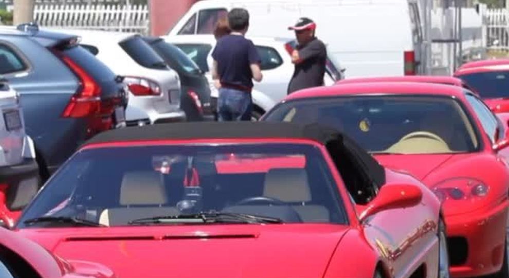 Ostia si tinge di "rosso": raduno Ferrari sul Lungomare Video