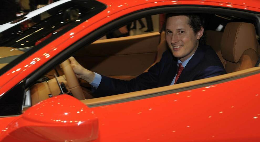 Il presidente John Elkann alla guida di una Ferrari
