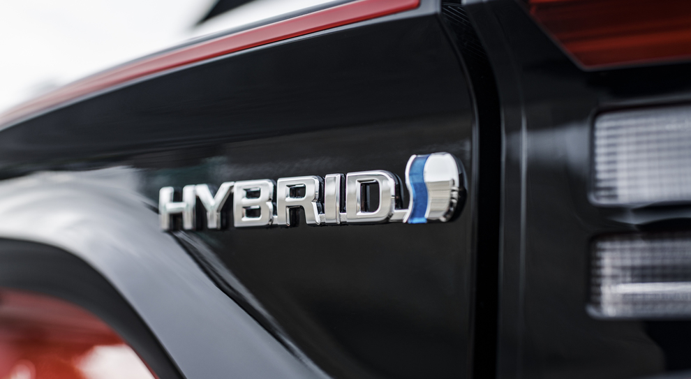 Il logo Hybrid sulla nuova Toyota Yaris