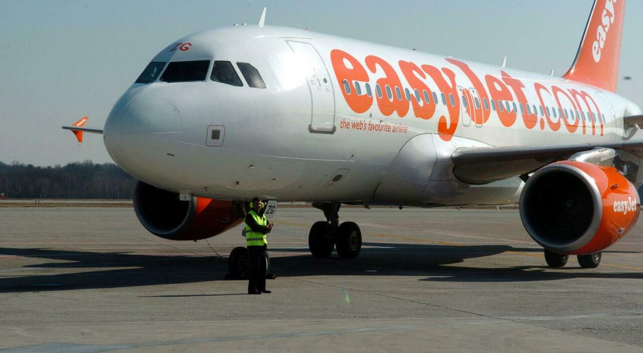 Aereo EasyJet diretto a Londra dirottato a Bari: «Una 16enne ha cercato di aprire il portellone»