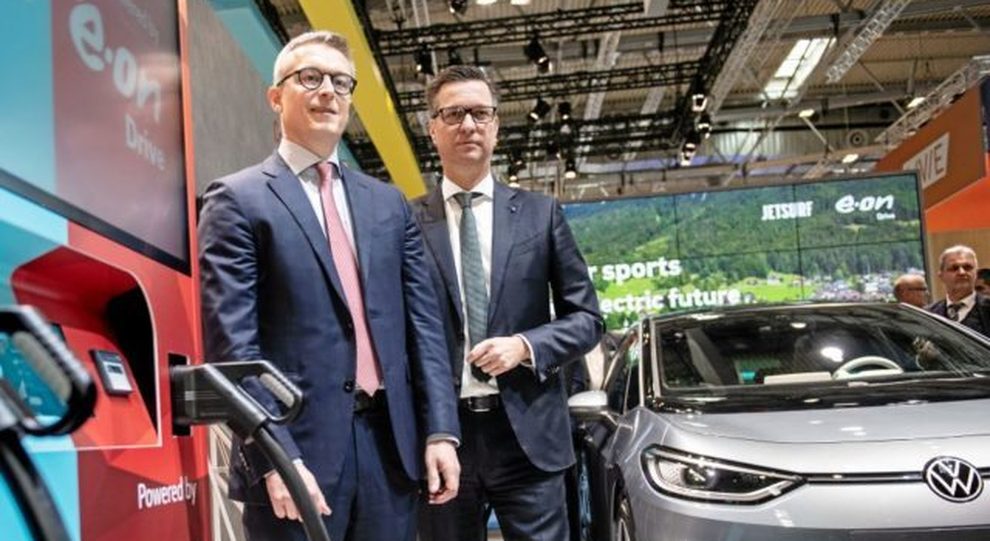 Il Presidente di Volkswagen Group Components, Thomas Schmall, con Karsten Wildberger di E.ON