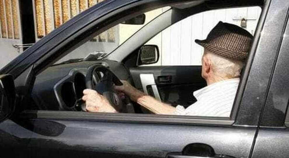 Un anziano al volante