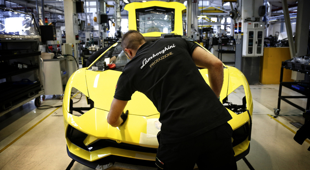 Un operaio di Automobili Lamborghini nella fabbrica di Sant'Agata Bolognese
