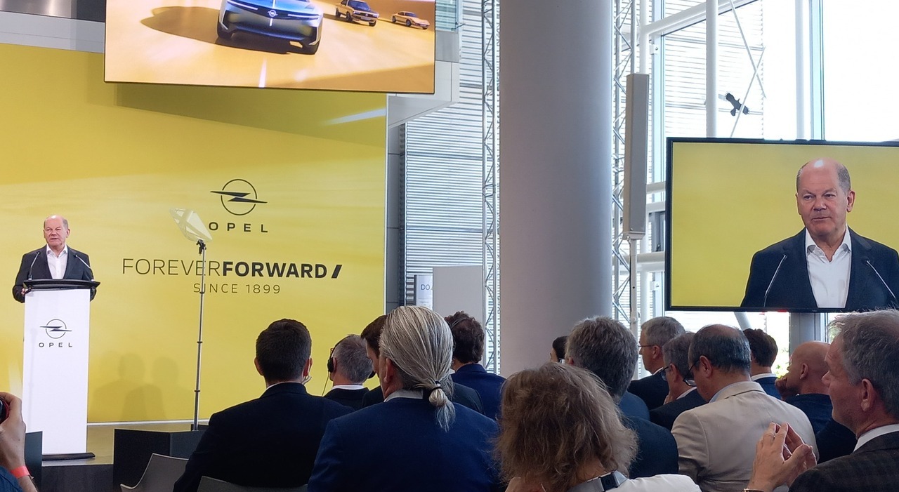Il cancelliere tedesco Olaf Scholz in occasione dell'anniversario dei 125 anni di produzione automobilistica di Opel