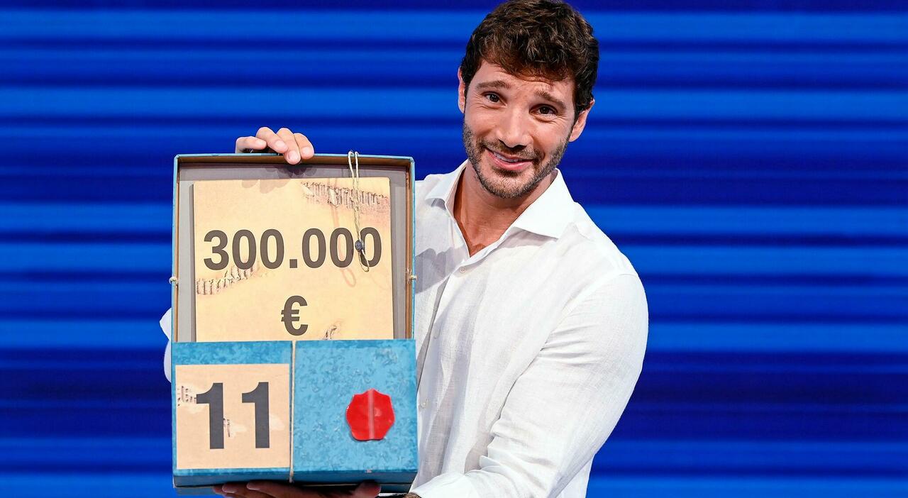 Affari Tuoi, De Martino presenta la sua edizione vintage: «Via smartphone e pacchi in metallo. Arianna Meloni? Non la conosco. Con Belen ci salutiamo»