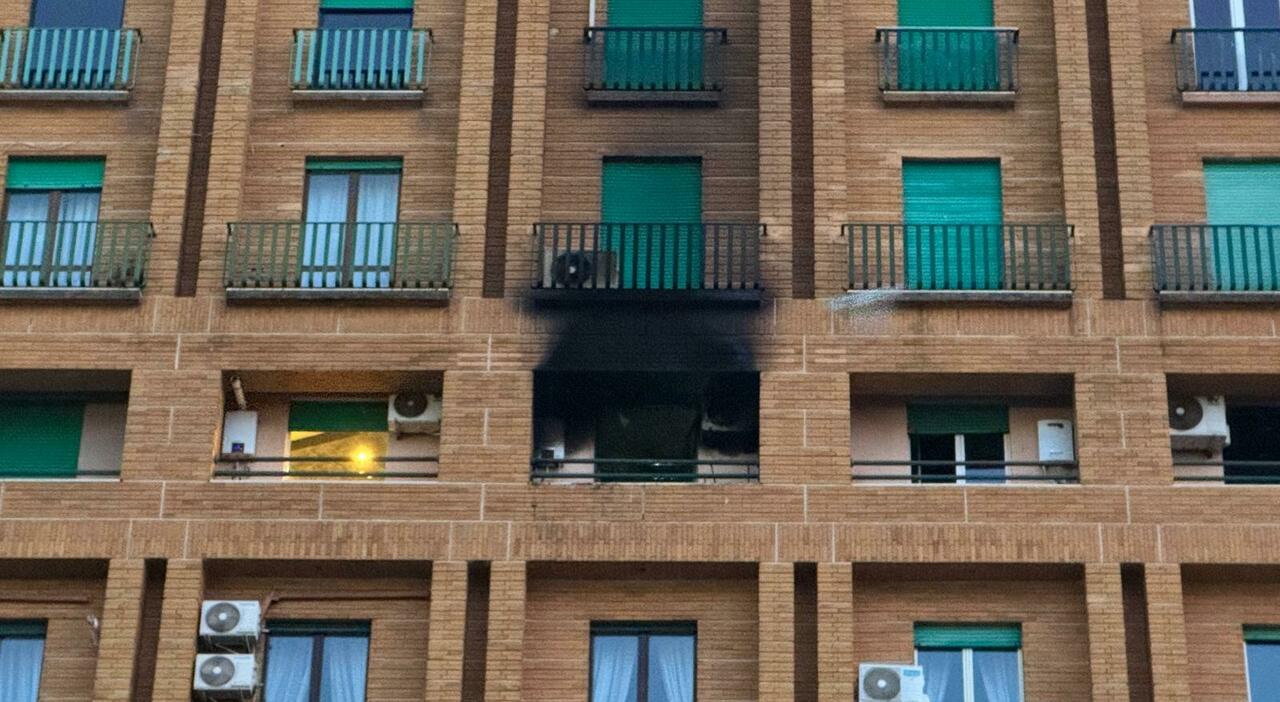 Napoli, incendio in un b&b in piazza Municipio: morta una ragazza di Lecce