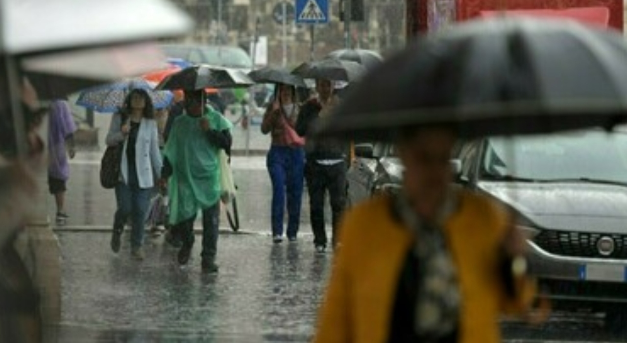 Maltempo, allerta meteo in 3 Regioni: attesi temporali, vento forte e mareggiate. Scuole chiuse: ecco dove