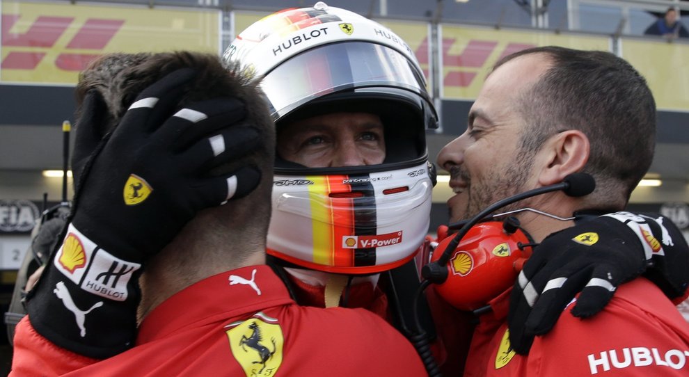 Sebastian Vettel abbraccia i suoi meccanici dopo la pole position a Baku