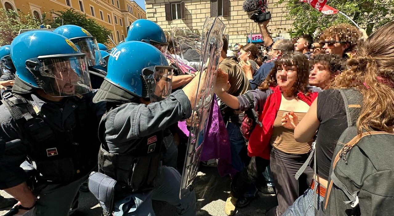 Roma, scontri tra manifestanti e polizia: studenti verso gli Stati generali della natalità fermati dagli agenti. Almeno 4 feriti, due sono poliziotti