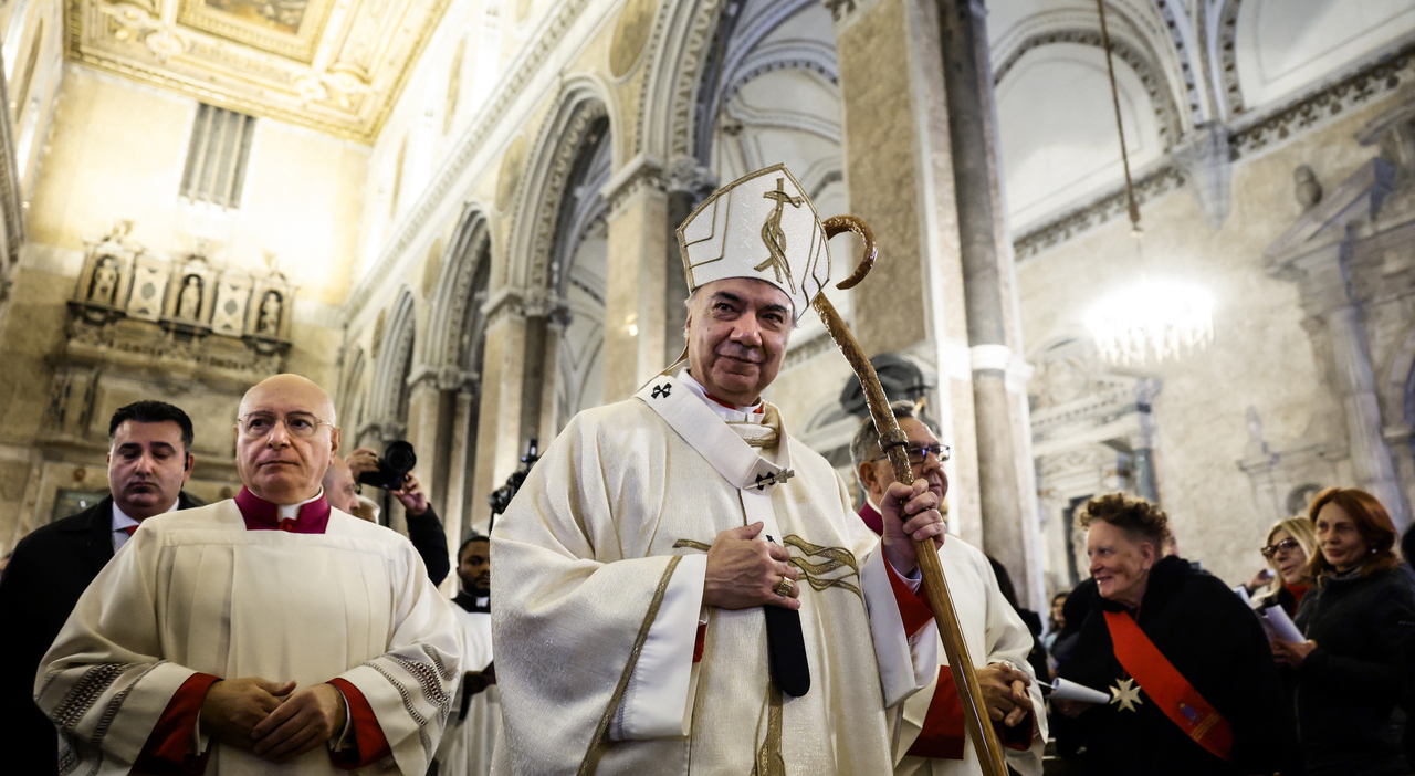 Natale, Mimmo Battaglia vescovo di Napoli: «Oggi rinasce la speranza, no alla rassegnazione»