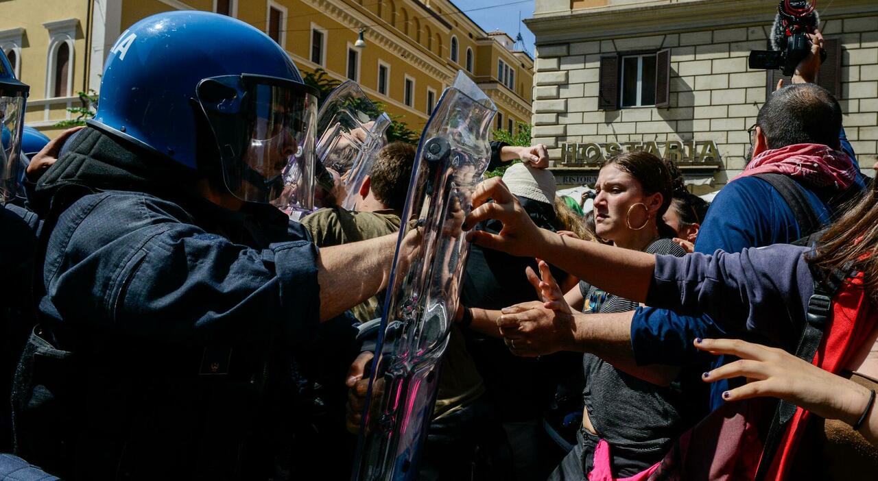 Roma, scontri tra manifestanti e polizia: una ragazza ferita alla testa, contusi due agenti. Il corteo verso gli Stati generali della Natalità
