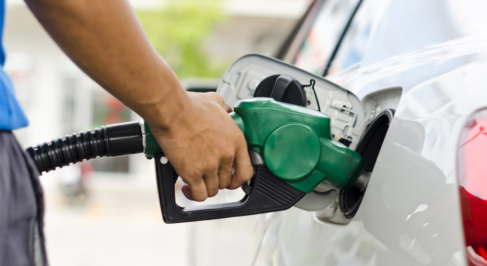 Italiani spendono più per carburanti che per comprare l’auto. Consumi di benzina e gasolio in calo ma prezzi in aumento