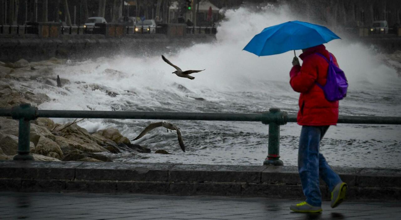 Neve al Centro Sud: Vesuvio imbiancato. Allerta meteo gialla domani in sette regioni